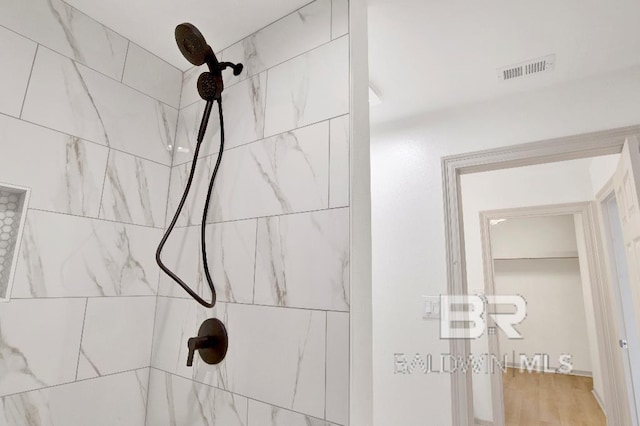 interior details with visible vents and a tile shower