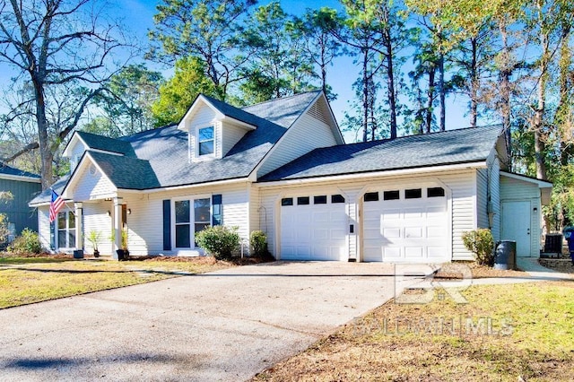 view of front facade featuring a garage, driveway, and a front lawn