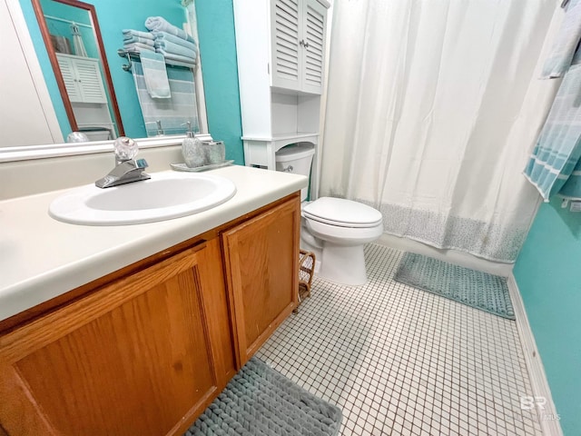 full bathroom featuring vanity, toilet, and shower / tub combo with curtain