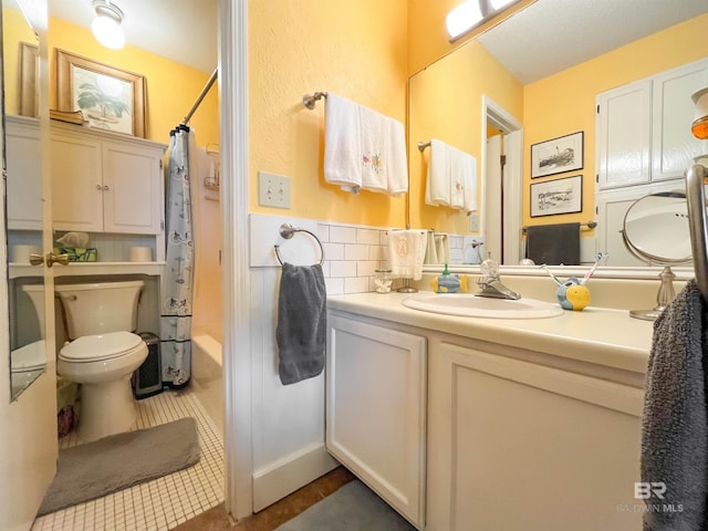 full bathroom with shower / bath combo with shower curtain, toilet, tile patterned flooring, tasteful backsplash, and vanity