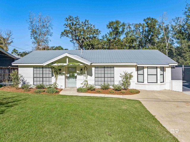 single story home featuring a front yard