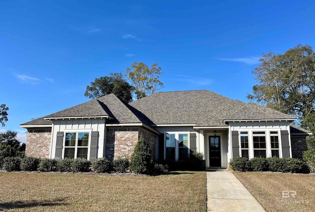 view of front facade featuring a front yard