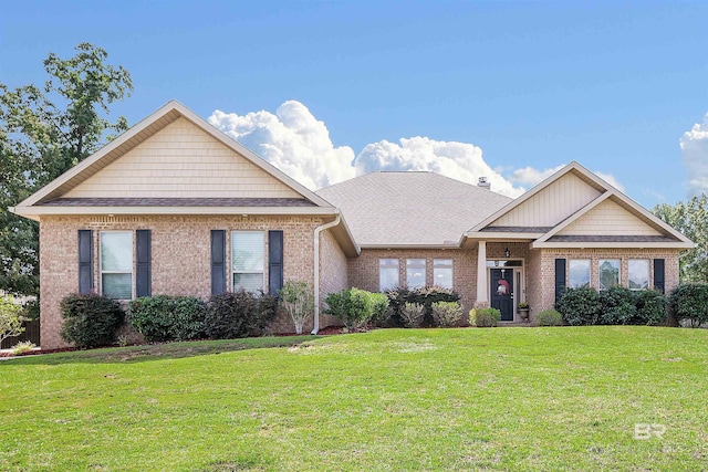 view of front of property featuring a front lawn