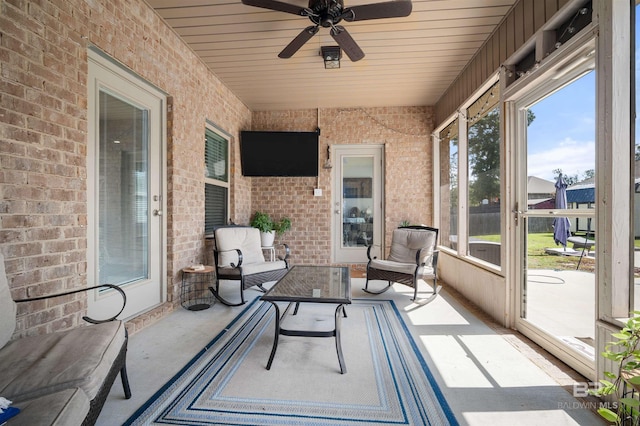 sunroom with ceiling fan