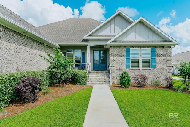 craftsman house with a front lawn