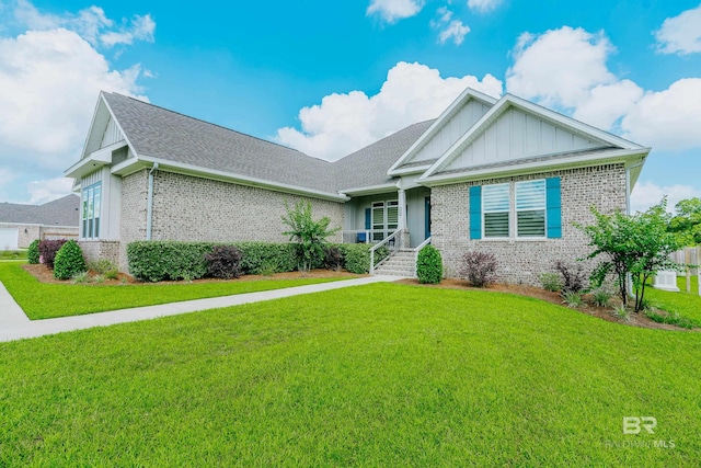 view of front facade featuring a front lawn