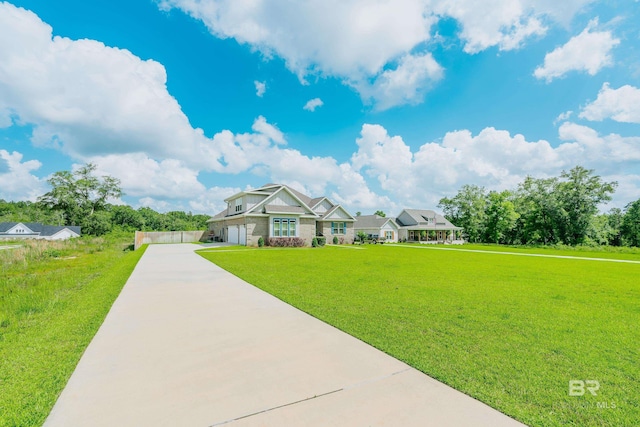 view of front of house featuring a front lawn