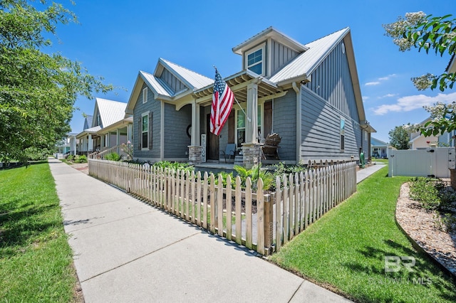 view of front facade featuring a front lawn and a porch