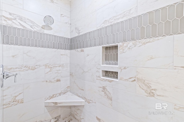 bathroom featuring a tile shower