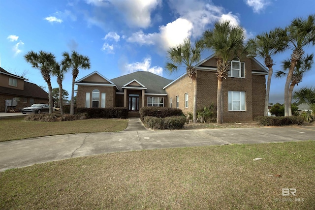 view of front of house featuring a front yard