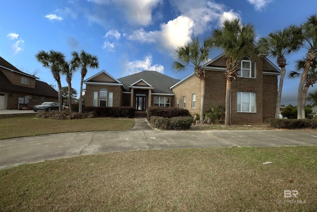 view of front facade featuring a front yard