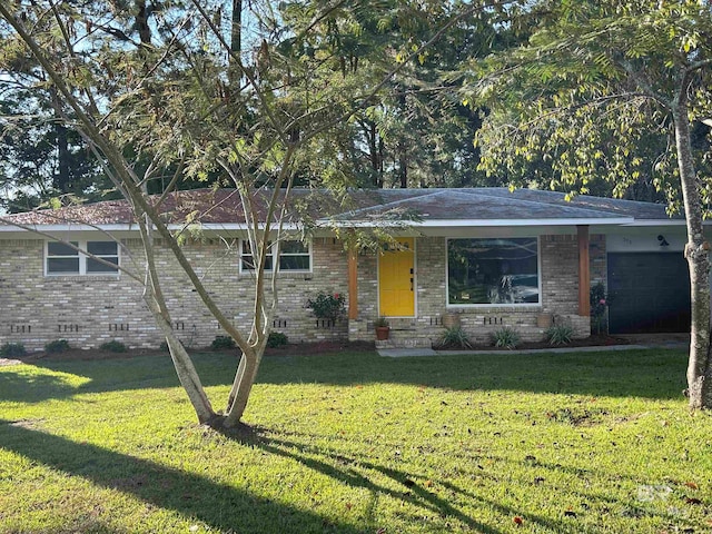 view of front of home featuring a front lawn and a garage