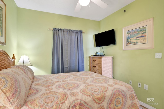 bedroom with ceiling fan