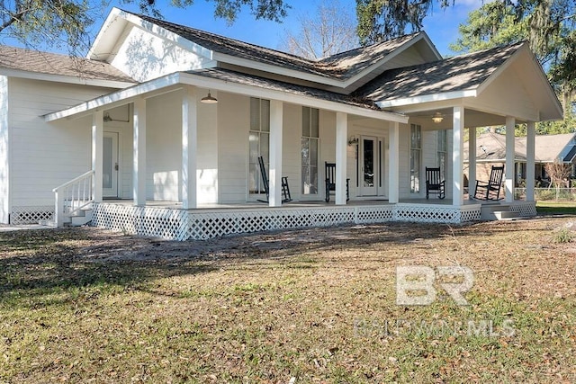 view of front facade featuring a porch and a front lawn