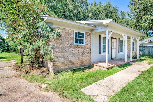 view of front of home featuring a front yard and covered porch