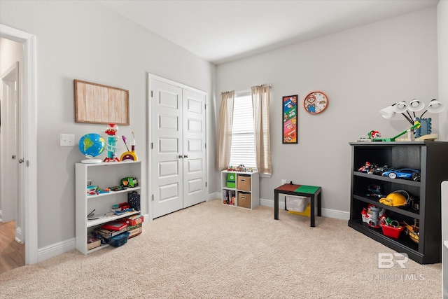 recreation room with carpet