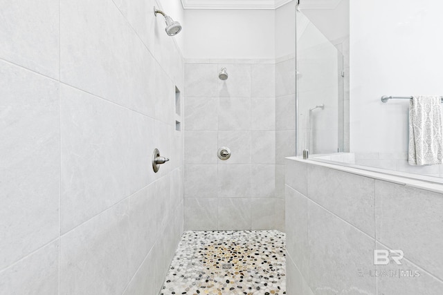 bathroom featuring a tile shower