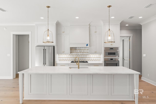 856 Geranium Dr, Fairhope, AL 36532 - kitchen featuring stainless steel appliances, baseboards, a sink, decorative backsplash, and an island with sink