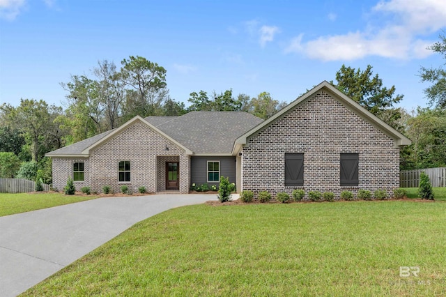 view of front of home featuring a front yard