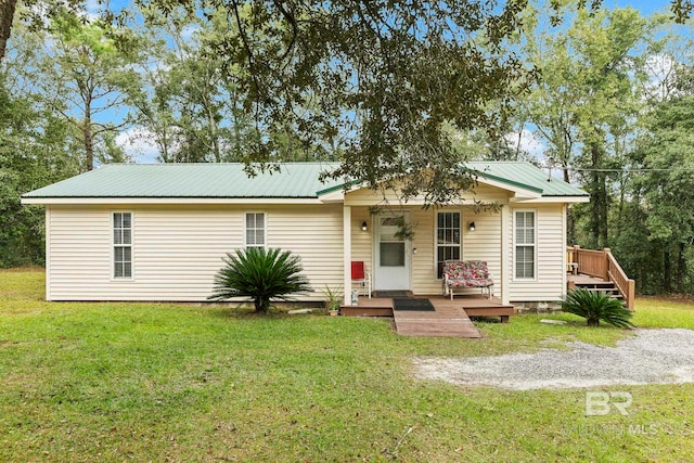 view of front of property featuring a front yard and a deck