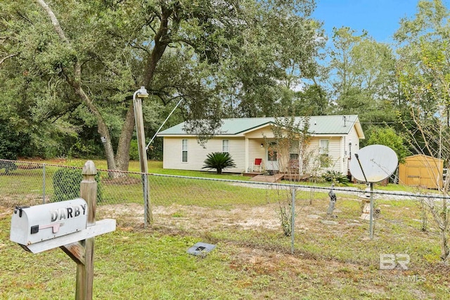 view of front of property featuring a front yard