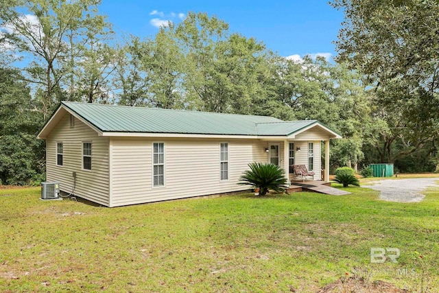 view of front facade with a porch, cooling unit, and a front yard