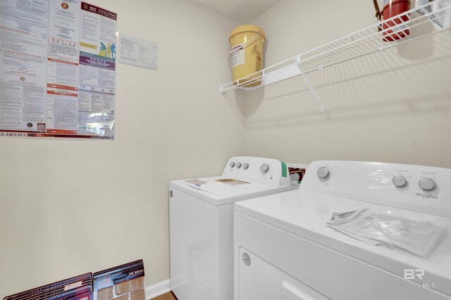 washroom featuring baseboards, independent washer and dryer, and laundry area