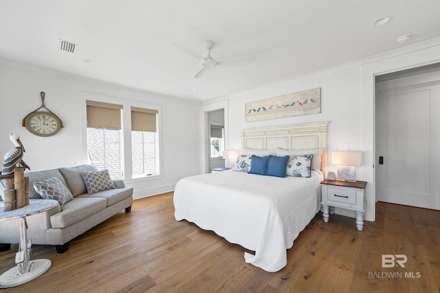 902 Inlet Cir, Gulf Shores, AL 36542 - bedroom featuring visible vents, crown molding, baseboards, hardwood / wood-style floors, and a ceiling fan