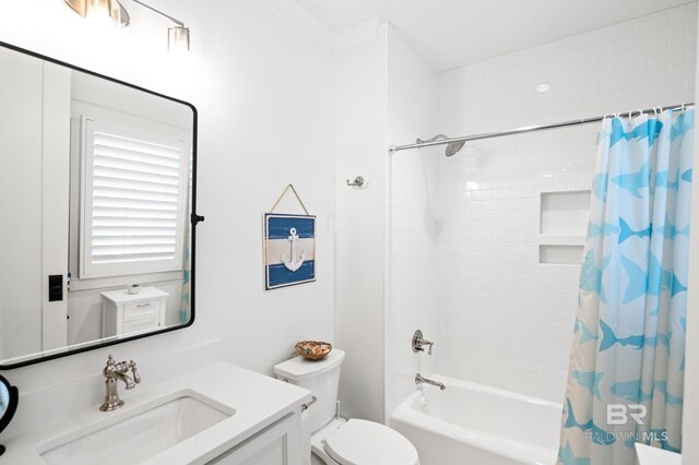 902 Inlet Cir, Gulf Shores, AL 36542 - full bath featuring toilet, vanity, and shower / bath combo