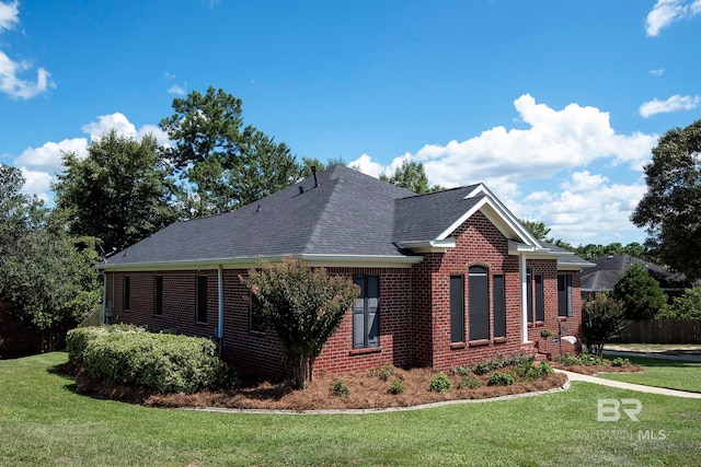 view of front of home featuring a front lawn