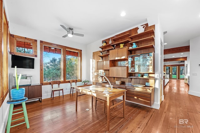 living area featuring a ceiling fan, recessed lighting, baseboards, and wood finished floors