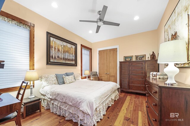 bedroom with ceiling fan, a closet, light wood-type flooring, and recessed lighting