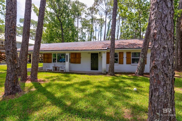 ranch-style house featuring a front lawn