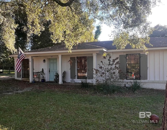 view of front of home featuring a front lawn