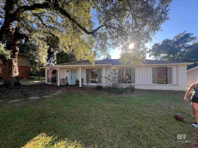 ranch-style house featuring a front lawn