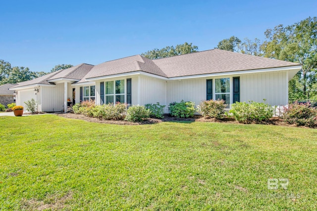 ranch-style house featuring a front yard