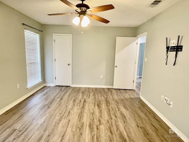 unfurnished room featuring light hardwood / wood-style floors and ceiling fan