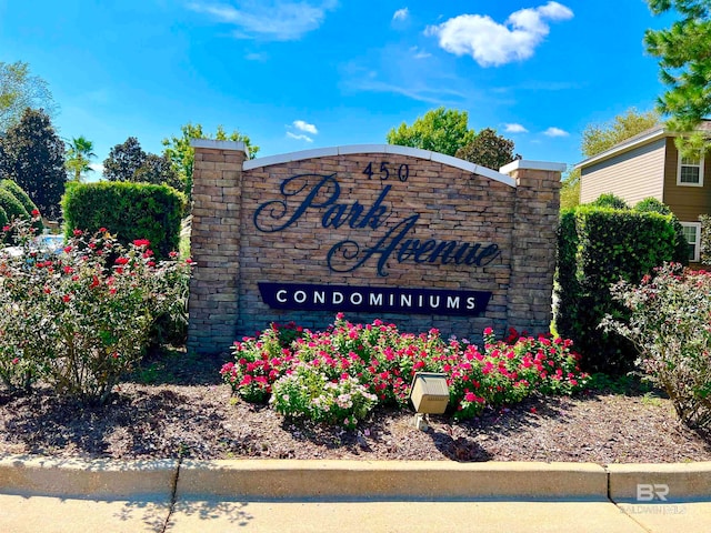 view of community / neighborhood sign