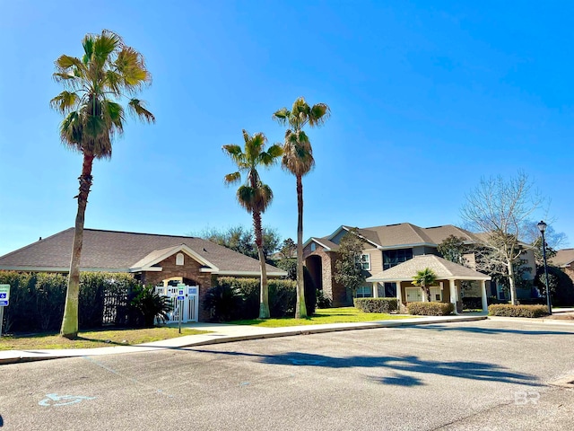 view of front of property featuring a front yard