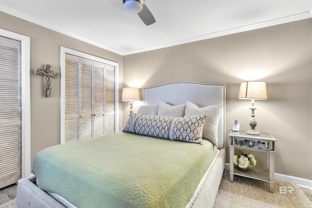 bedroom featuring ceiling fan, baseboards, ornamental molding, and a closet