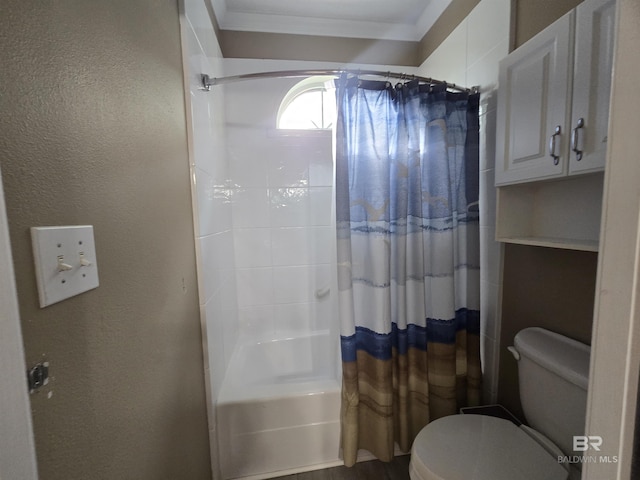 bathroom featuring a textured wall, toilet, crown molding, and shower / tub combo with curtain
