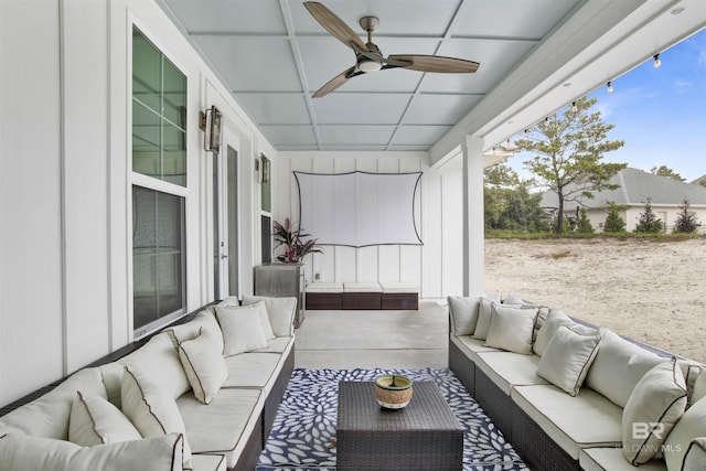 sunroom with ceiling fan