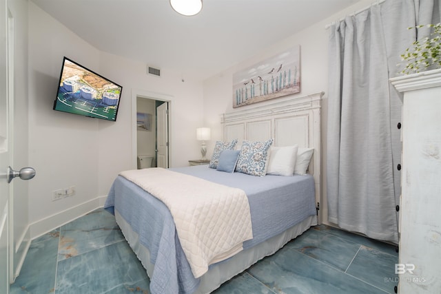 bedroom featuring a wall mounted AC