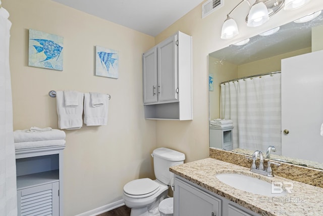 full bathroom featuring visible vents, toilet, a shower with curtain, baseboards, and vanity