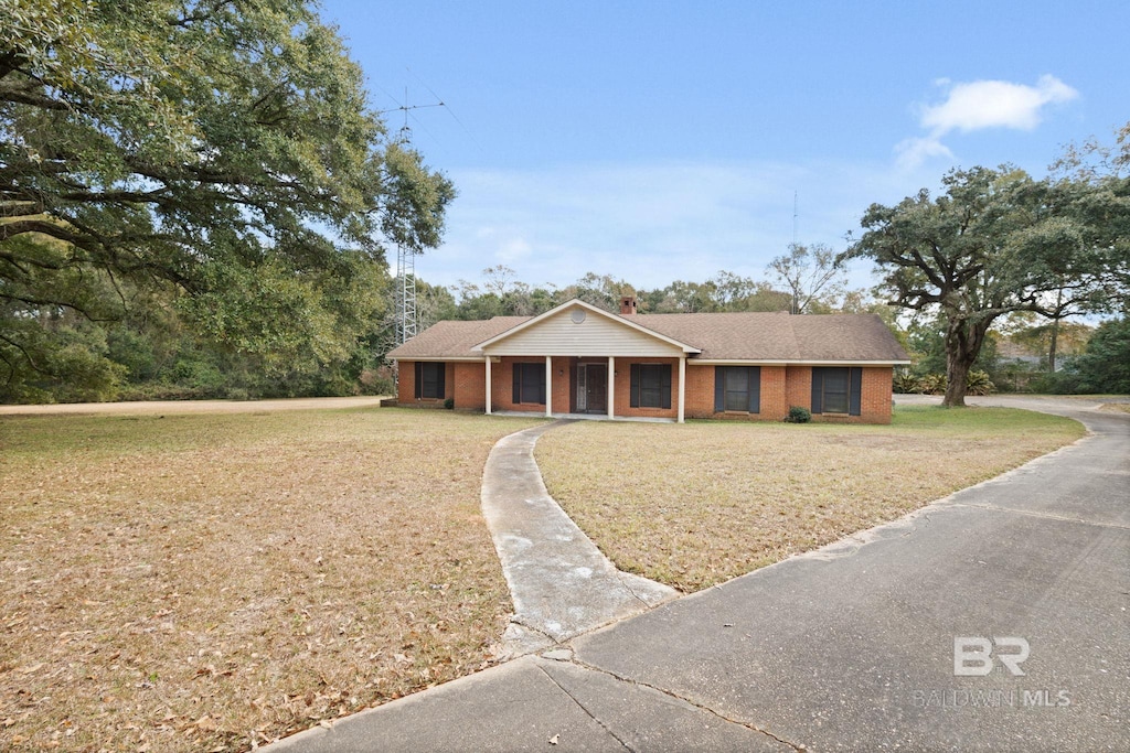 ranch-style home featuring a porch and a front lawn