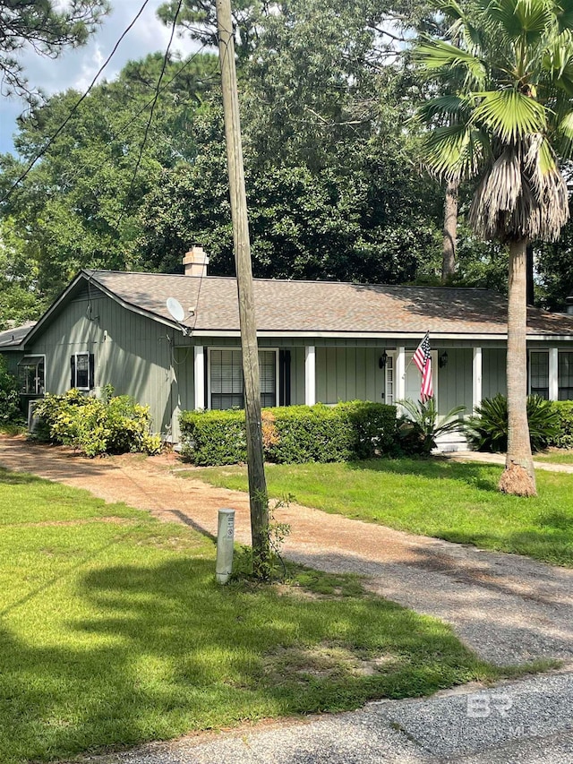 view of front of home featuring a front yard