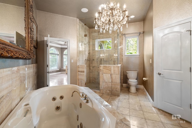 full bath with toilet, baseboards, plenty of natural light, and a tub with jets