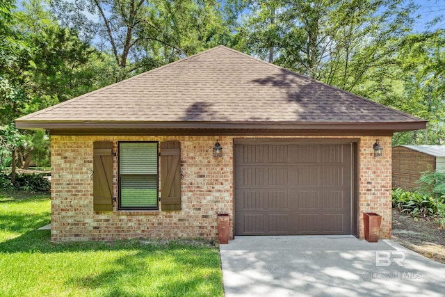 view of front of property featuring a front lawn and a garage