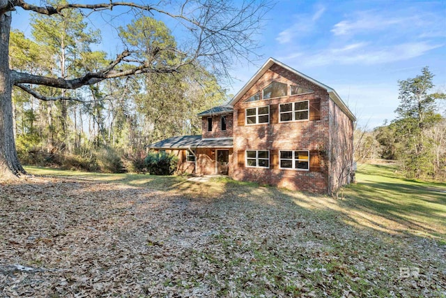 view of front of house featuring a front yard and brick siding