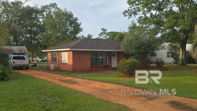 view of front of house featuring a front lawn